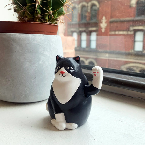 Kikkerland Waving Solar Cat